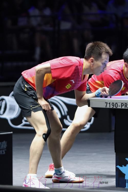 申京强吃琼斯 左手抛投打进关键球 申京强吃琼斯 左手抛投打进关键球