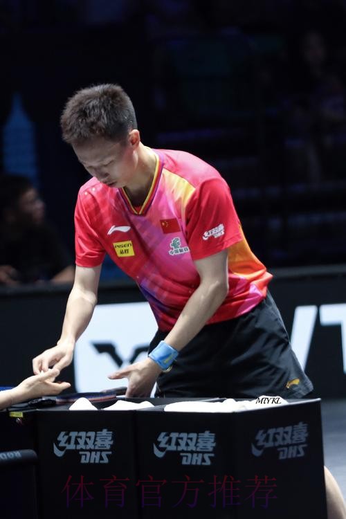 申京强吃琼斯 左手抛投打进关键球 申京强吃琼斯 左手抛投打进关键球